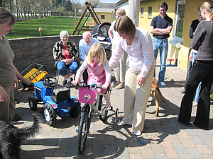 Nicoline på ny cykel.jpg