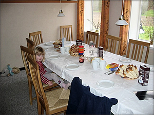 Nicoline klar til morgenmad.JPG